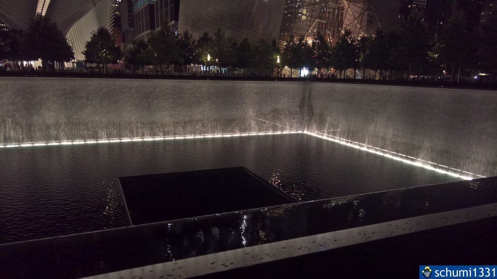 Nördliches Memorial in der Dunkelheit; auf den Fotos fällt mir auf, dass die Wasserfälle offensichtlich nur bei Nacht an sind