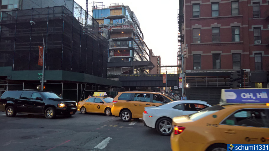 Ziemlich unauffällig ist hinten die schwarze Hochbahn zu sehen, auf der sich der High Line Park befindet